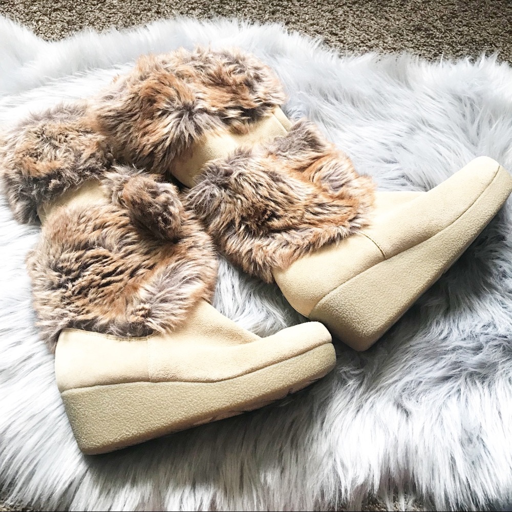 [Report] Effie Fur Pom Pom Wedge Boots